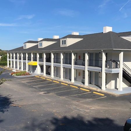 Super 8 by Wyndham Orangeburg North Motel Bagian luar foto