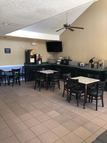 Super 8 by Wyndham Orangeburg North Motel Bagian luar foto