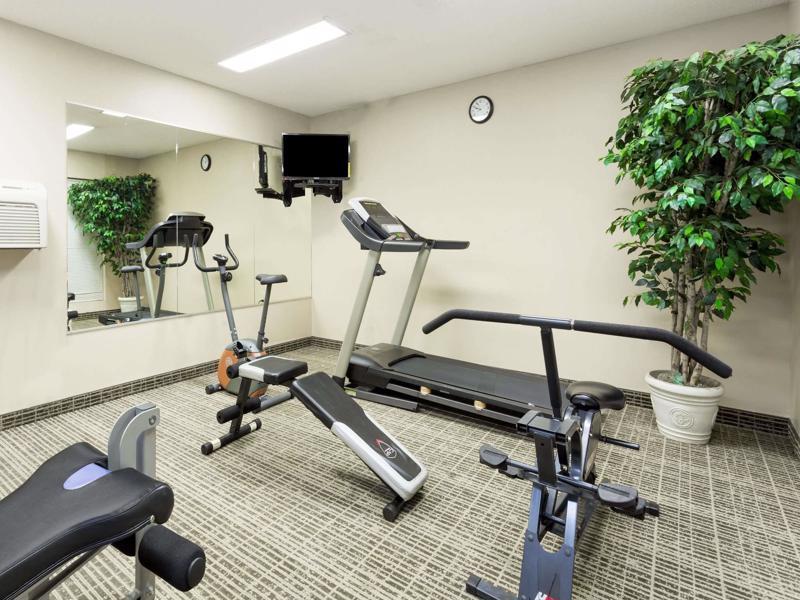 Super 8 by Wyndham Orangeburg North Motel Bagian luar foto
