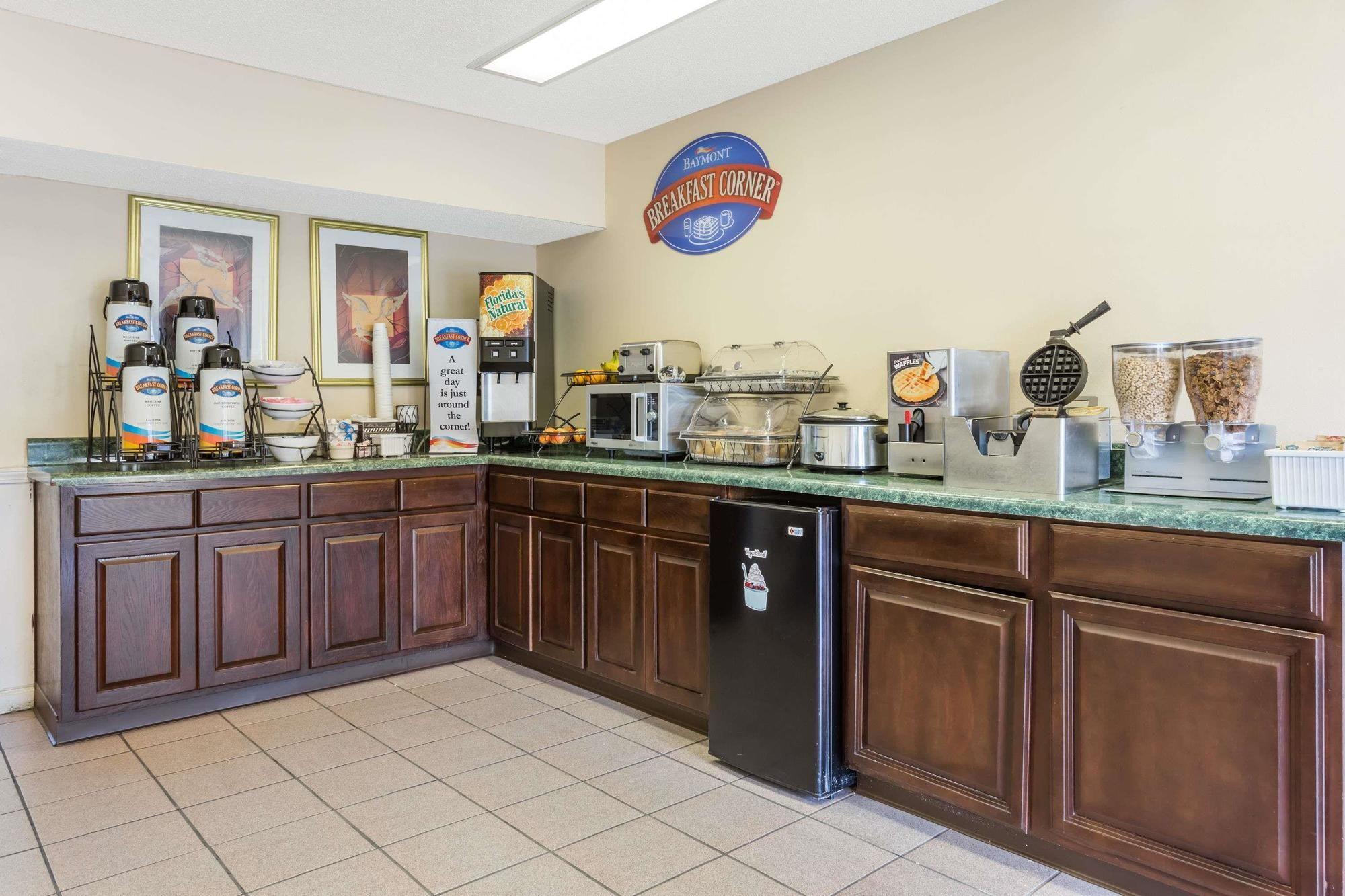 Super 8 by Wyndham Orangeburg North Motel Bagian luar foto
