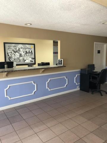 Super 8 by Wyndham Orangeburg North Motel Bagian luar foto