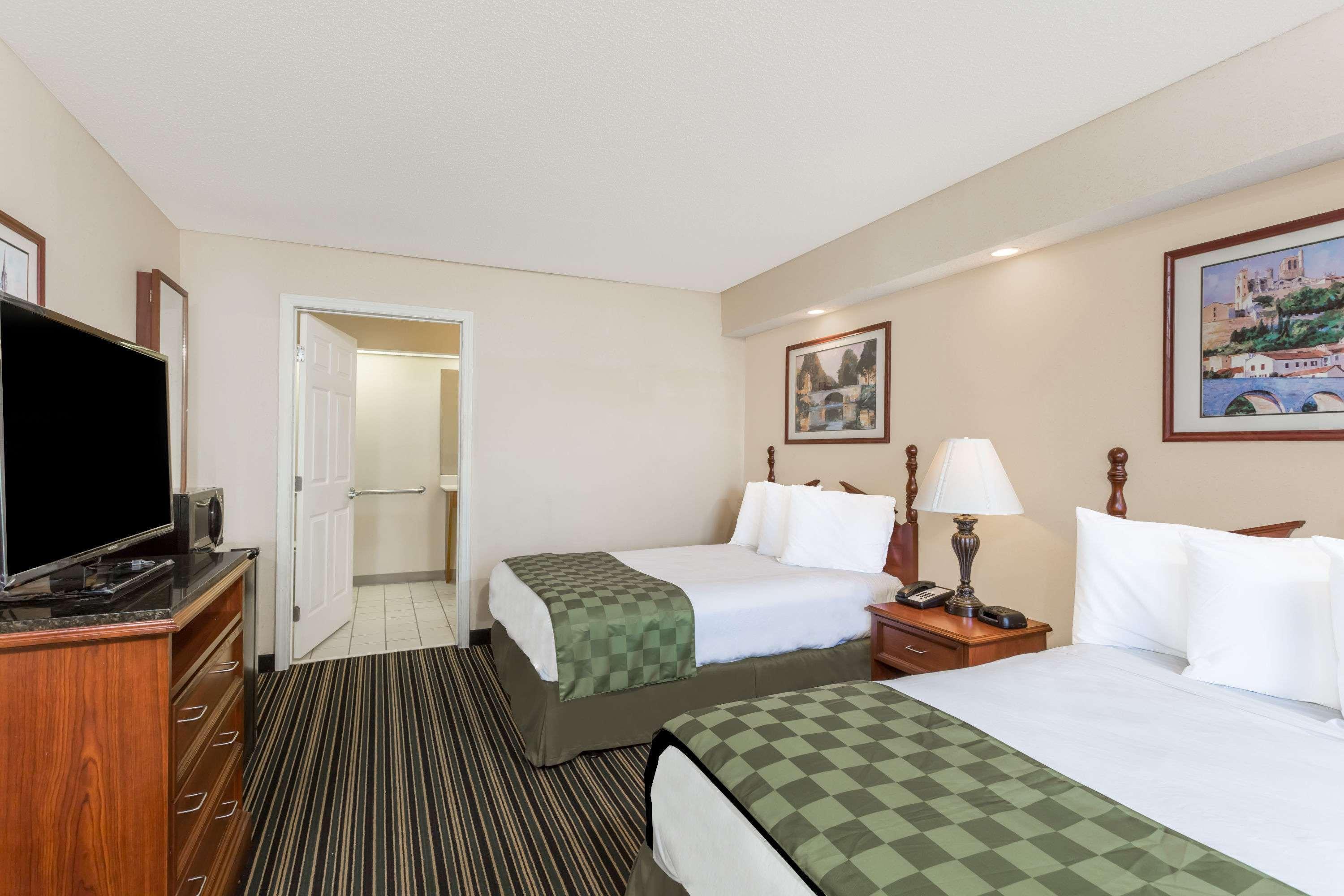 Super 8 by Wyndham Orangeburg North Motel Bagian luar foto