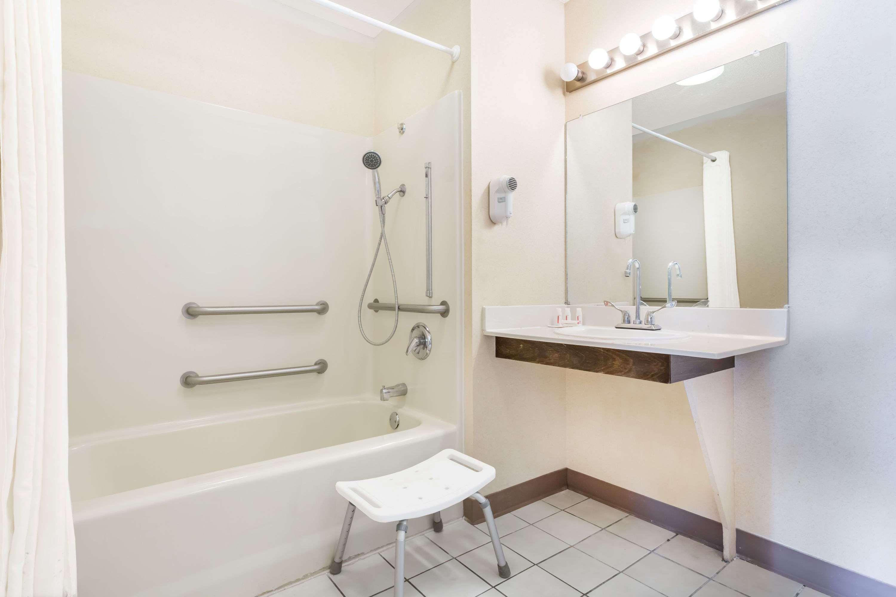 Super 8 by Wyndham Orangeburg North Motel Bagian luar foto
