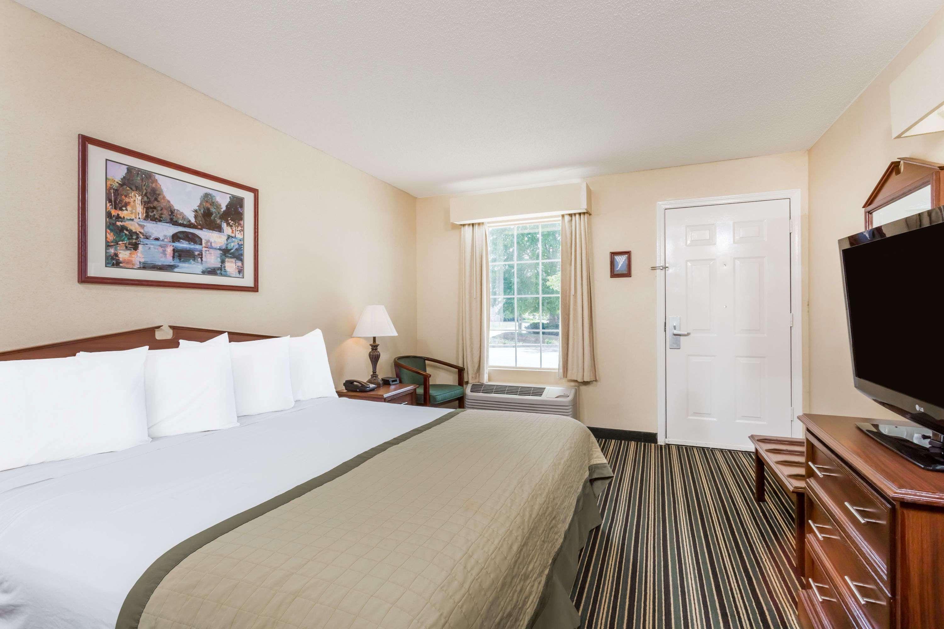 Super 8 by Wyndham Orangeburg North Motel Bagian luar foto