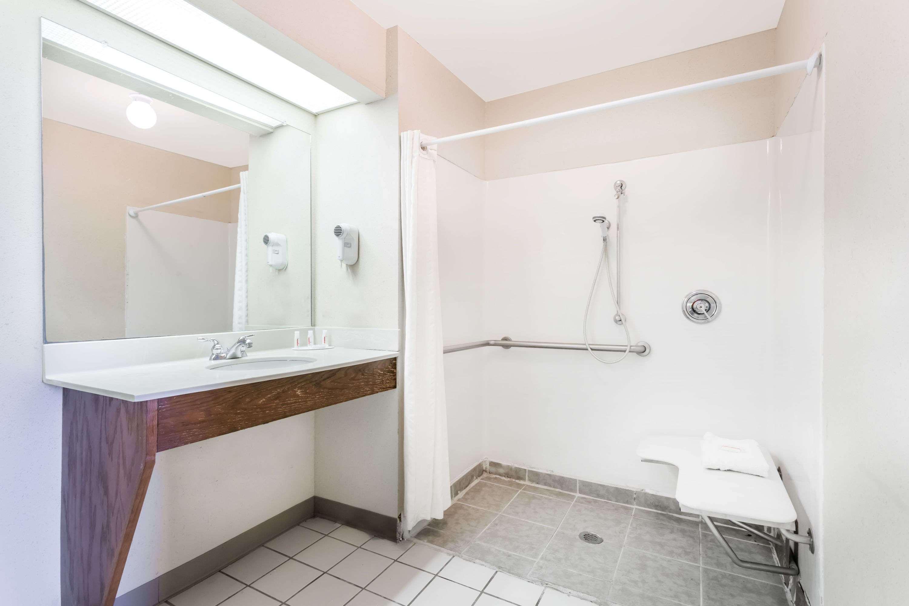 Super 8 by Wyndham Orangeburg North Motel Bagian luar foto