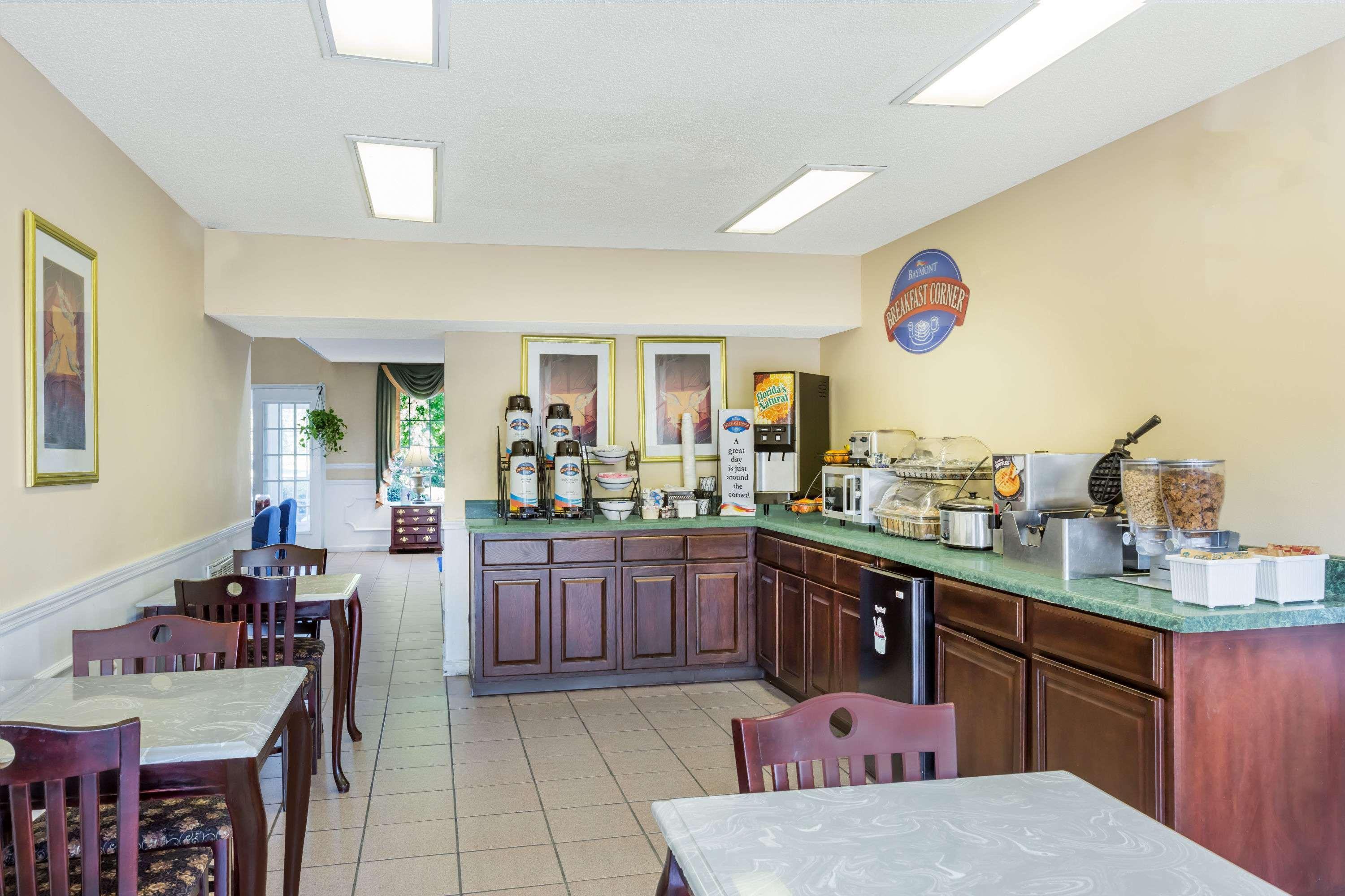 Super 8 by Wyndham Orangeburg North Motel Bagian luar foto