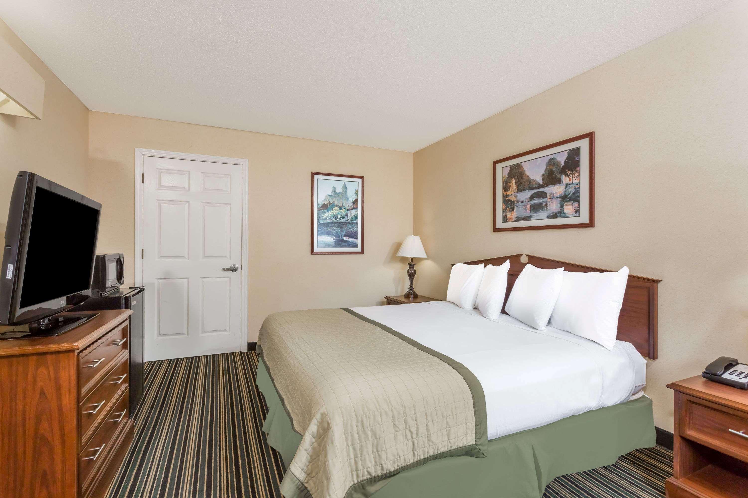 Super 8 by Wyndham Orangeburg North Motel Bagian luar foto