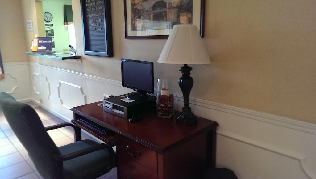 Super 8 by Wyndham Orangeburg North Motel Bagian luar foto